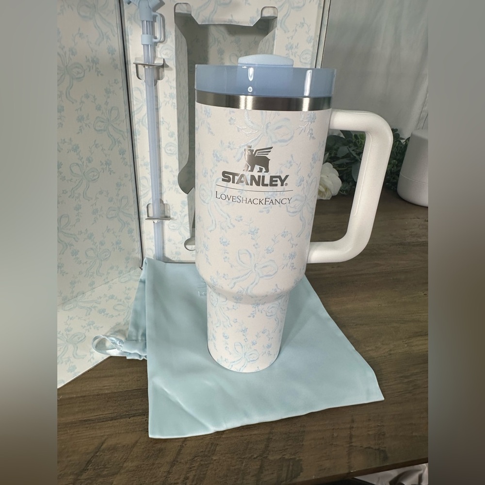 Stanley x LoveShackFancy 40oz Coquette Bow Winter Ice LE tumbler - Picture 4 of 10